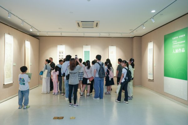 鼎宝融 迈好步、起好头！上海市青少年书法篆刻展聚焦经典临摹